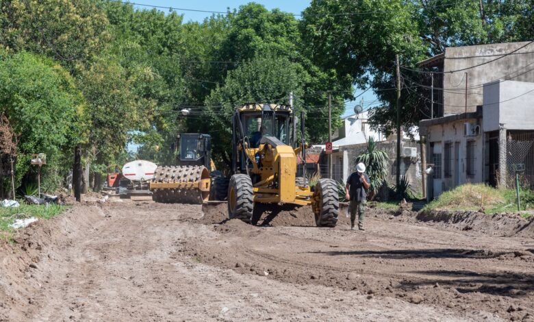 El regado asfáltico en los barrios apenas soporta un par de tormentas antes de mostrar su verdadera calidad.