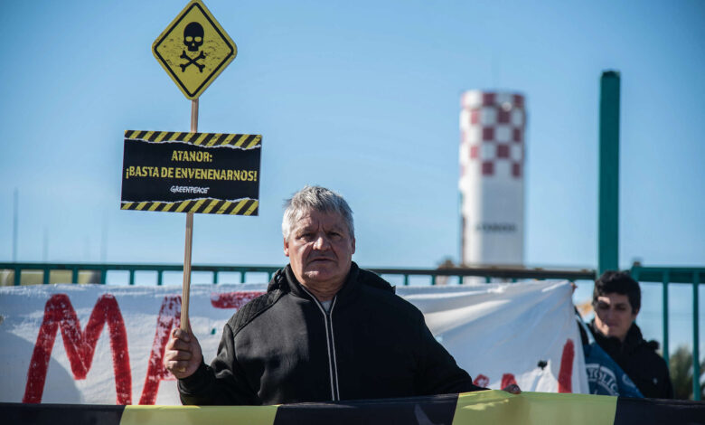 Carne de cañón: Los habitantes de la zona norte denuncian que viven en un "cementerio químico" bajo el marketing de una ciudad de cara del río (envenenado).