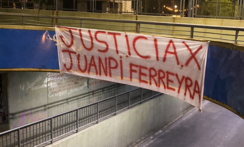 Lucha: banderas y pedido de Justicia por Juan Pablo Ferreyra, el símbolo de una causa que el poder político quiere silenciar.
