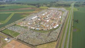 Infraestructura a cielo abierto: La muestra se despliega sobre una superficie total que supera las 150 hectáreas, permitiendo una circulación cómoda para los más de 250 mil visitantes previstos.