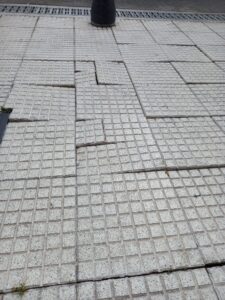 Calidad vencida: Las famosas baldosas flojas, un clásico de las obras que nacen con fecha de vencimiento pero se pagan a precios colosales 