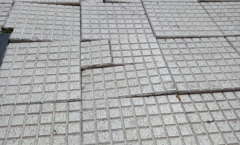 Calidad vencida: Las famosas baldosas flojas, un clásico de las obras que nacen con fecha de vencimiento pero se pagan a precios colosales