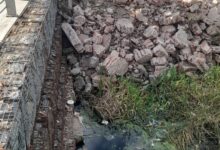 Escombros sobre el humedal: El material de relleno que compacta el suelo y destruye el ecosistema natural de la costanera nicoleña. (FOTO: Programa radial ‘’El Faro’’).