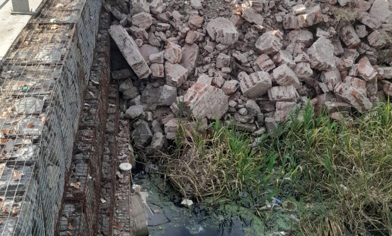 Escombros sobre el humedal: El material de relleno que compacta el suelo y destruye el ecosistema natural de la costanera nicoleña. (FOTO: Programa radial ‘’El Faro’’).