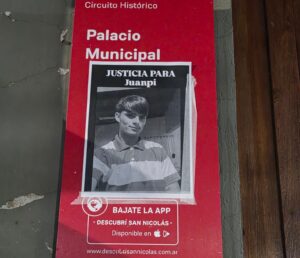 Limpieza selectiva: los carteles donde antes había pedidos de justicia, hoy vacíos tras las denuncias de "censura" de la familia.