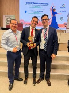 Reconocimiento internacional: el Dr. Matías Fernández Viña recibiendo el galardón en la Facultad de Medicina de Sevilla. Más de 200 profesionales participaron del encuentro. (Fotos: Roberto Nápoli)