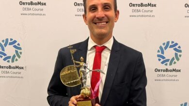 Excelencia nicoleña: El Dr. Matías Fernández Viña posando con el galardón que lo acredita como uno de los investigadores más destacados en terapias biológicas a nivel global.