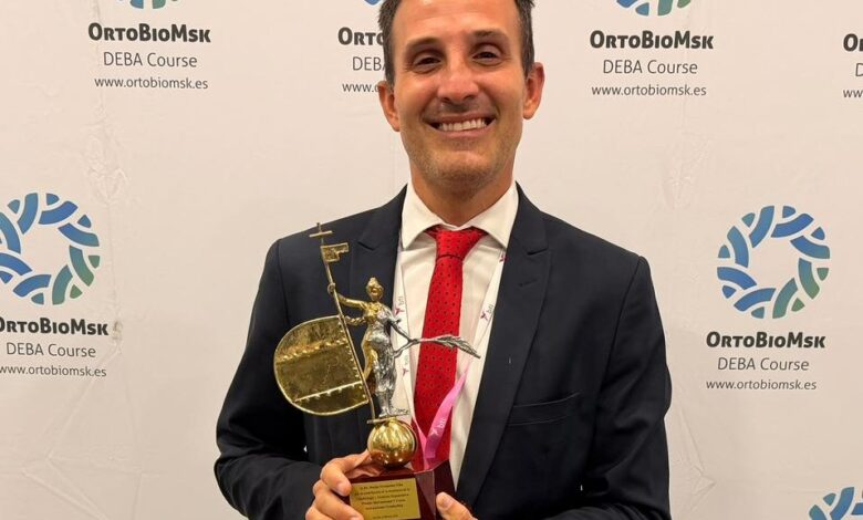 Excelencia nicoleña: El Dr. Matías Fernández Viña posando con el galardón que lo acredita como uno de los investigadores más destacados en terapias biológicas a nivel global.