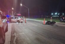 El punto exacto donde el conductor nicoleño y el motociclista colisionaron. Vecinos de la zona reclaman mayor seguridad en este acceso a Villa Constitución. Foto: ‘’Flash25’’.