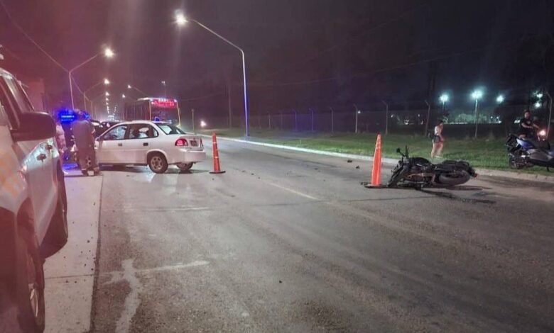 El punto exacto donde el conductor nicoleño y el motociclista colisionaron. Vecinos de la zona reclaman mayor seguridad en este acceso a Villa Constitución. Foto: ‘’Flash25’’.