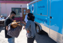 Vacunación express: Vecinos del barrio se acercan para completar el calendario antirrábico de sus mascotas.