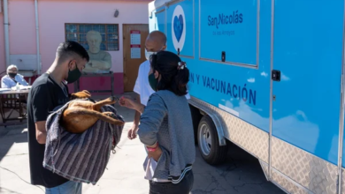 Vacunación express: Vecinos del barrio se acercan para completar el calendario antirrábico de sus mascotas.