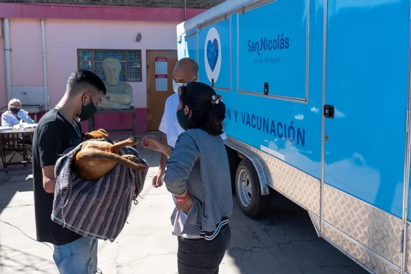 Vacunación express: Vecinos del barrio se acercan para completar el calendario antirrábico de sus mascotas.
