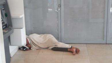 El contraste del abandono: Mientras el oficialismo local celebra el éxito de su "estética urbana", las instituciones públicas se transforman en el único y precario dormitorio de quienes no tienen nada.