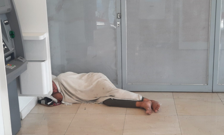 El contraste del abandono: Mientras el oficialismo local celebra el éxito de su "estética urbana", las instituciones públicas se transforman en el único y precario dormitorio de quienes no tienen nada.