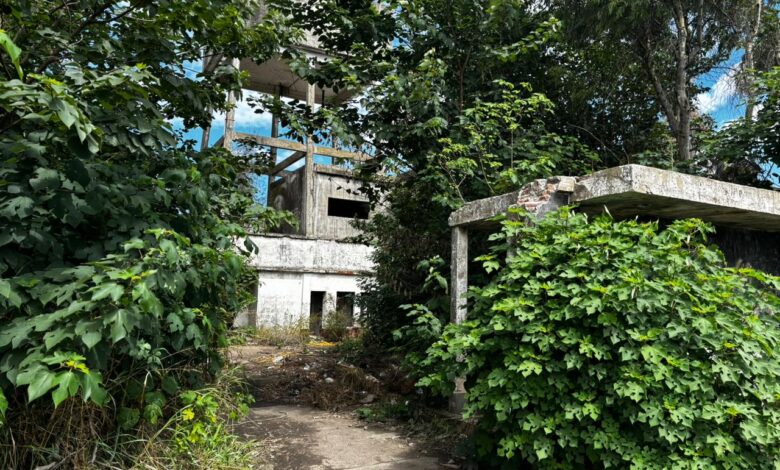 “No se puede vivir con esa cueva ahí, siempre pasa algo y mucha gente la ocupa durante la noche”, expresó una vecina que vive en calle Gil Medina.