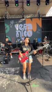 Emily en acción, en el escenario de Veranico.