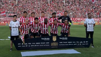 La imagen de la última final que jugó Estudiantes, en el Estadio San Nicolás, con Sur Finanzas como sponsor.
