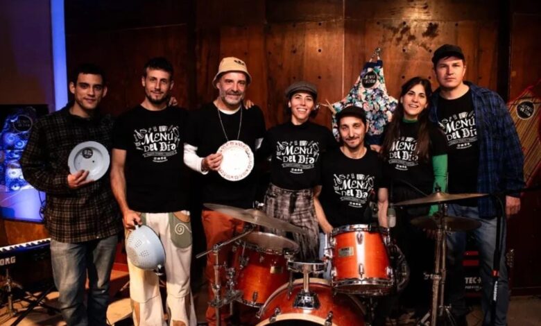 Identidad local: el septeto nicoleño celebra una década de composiciones propias y sonidos sin fronteras.