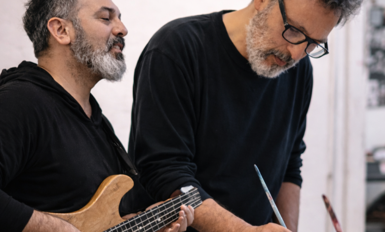 Sintonía creativa: Gustavo Palacios y Caio Di Lorenzo, una dupla que une música y artes plásticas en una noche fuera de lo común.