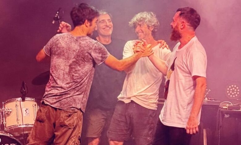 Fusión de sonidos: La banda combina sintetizadores y ritmos electrónicos en una propuesta que busca expandir los límites del género.