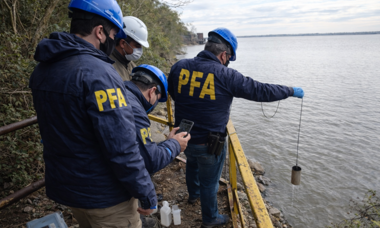 El parche judicial: Un vallado de tres días para intentar frenar el acceso a una zona que lleva décadas recibiendo vertidos industriales. (Imagen ilustrativa del procedimiento original).