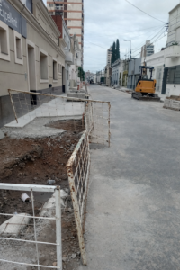 Hierro y concreto de alta resistencia para la cuadra de los "patrones". Una muestra de que, cuando se quiere, el municipio sabe construir con calidad; el problema es para quién elige hacerlo. (Foto: Romina Rojas).