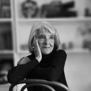 Talento nicoleño: la reconocida doctora Susana Pérez Tort comparte su obra en el patio de las glicinas.