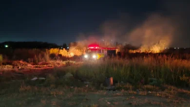 Dificultades operativas: En barrio Ayres del Sur, la falta de puntos de carga de agua demoró las tareas de extinción (Fotos: Vecinos de la zona).