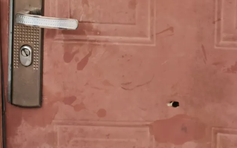 Escuchó un disparo y encontró un impacto en la puerta de su casa – Cosa ...