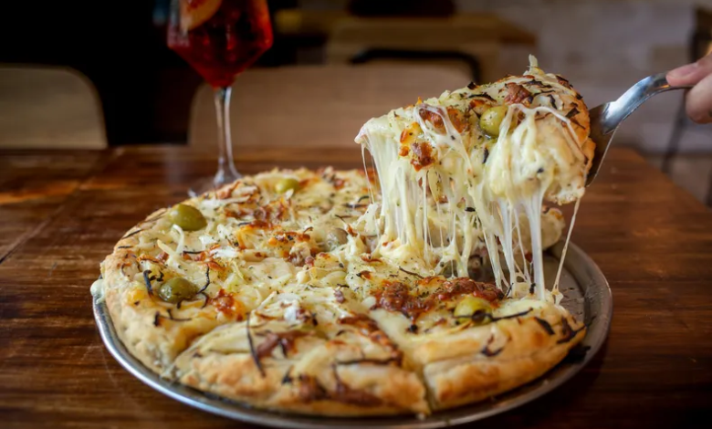 Orgullo nacional: La pizza argentina se diferencia por la abundancia y la calidad de su media masa.