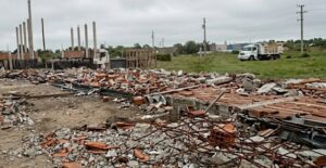 Limpieza exprés: Tras el derrumbe, la prioridad fue despejar el lugar, mientras las dudas de los vecinos sobre los materiales permanecen intactas.