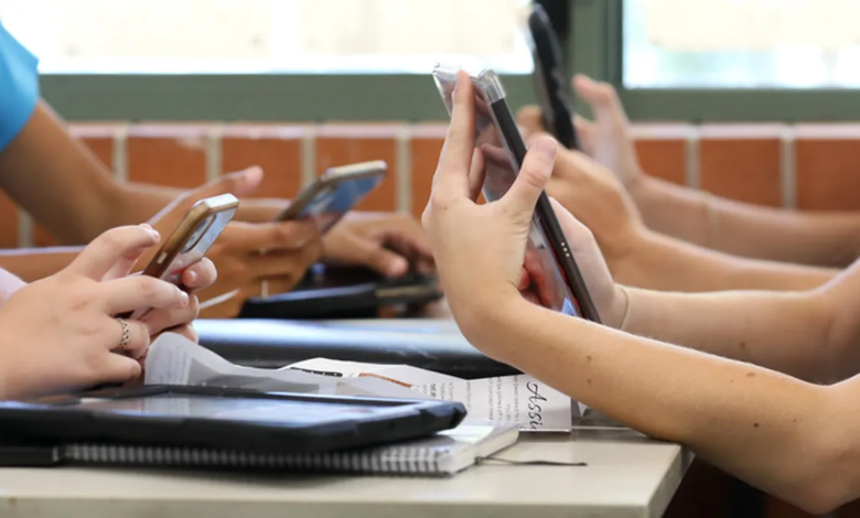 Realidad tecnológica: Ante la falta de equipos oficiales operativos, la prohibición del celular deja a las aulas en una etapa de transición pedagógica.