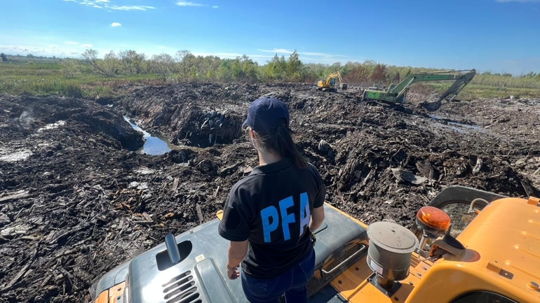 Evidencia del ecocidio: hidrocarburos y solventes hallados por la PFA en uno de los predios de Campana.
