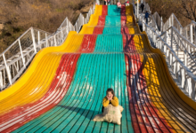 Ingeniería cordobesa: La estructura llegó desde Ballesteros, la "capital del tobogán", y se armó en solo tres semanas en Av Moreno 160. (Foto de Miguel Podestá, retaurada con inteligencia artificial).