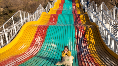 Ingeniería cordobesa: La estructura llegó desde Ballesteros, la "capital del tobogán", y se armó en solo tres semanas en Av Moreno 160. (Foto de Miguel Podestá, retaurada con inteligencia artificial).