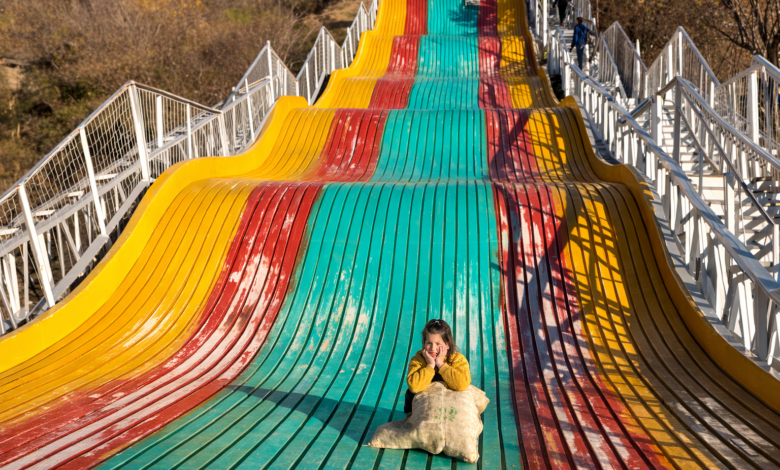 Ingeniería cordobesa: La estructura llegó desde Ballesteros, la "capital del tobogán", y se armó en solo tres semanas en Av Moreno 160. (Foto de Miguel Podestá, retaurada con inteligencia artificial).