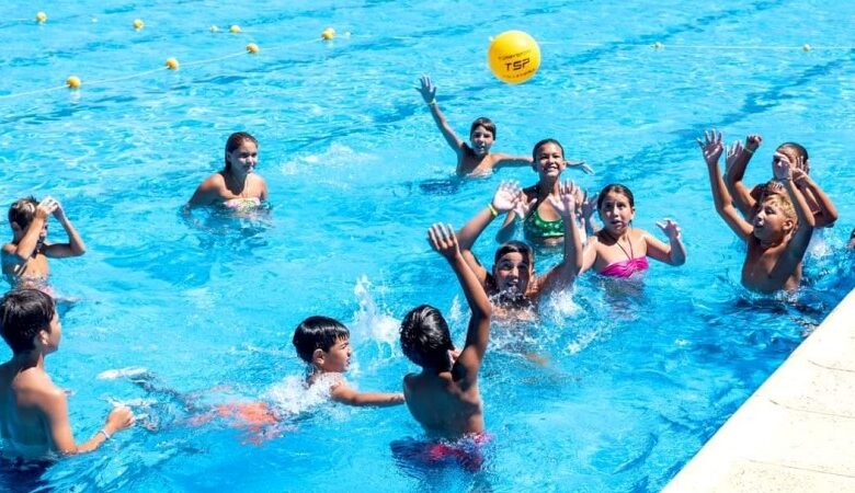 Infancias vulneradas: El cierre del CEDyC deja sin pileta y sin contención a cientos de chicos de la zona norte, transformando un derecho deportivo en un privilegio inaccesible.