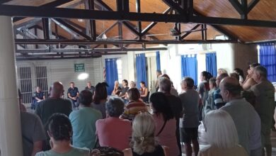 Frente a frente: Vecinos de Saavedra exponiendo la cruda realidad del barrio ante los comisarios.