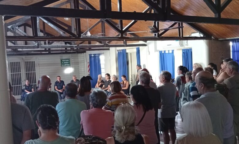 Frente a frente: Vecinos de Saavedra exponiendo la cruda realidad del barrio ante los comisarios.
