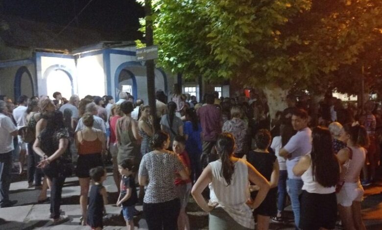 Unión vecinal: Los residentes se reunieron para coordinar acciones ante la falta de presencia policial en la zona. Foto: gentileza de ‘’Ultima hora noticias’’.