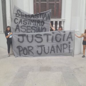 Puertas cerradas: El acceso al Palacio Legislativo custodiado durante el discurso del intendente.