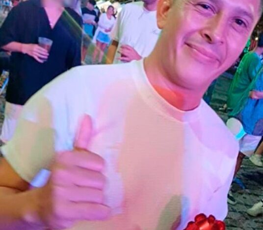 Señas particulares: Miranda mide 1,67 metros, tiene tatuajes y vestía bermuda negra y remera violeta.