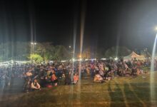 Gran convocatoria: El Paseo Arturo Jauretche lució colmado de familias que se acercaron con sus reposeras desde temprano. (Foto: Radio Stylo 98.5 Ramallo).