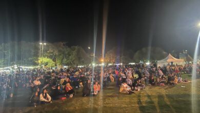 Gran convocatoria: El Paseo Arturo Jauretche lució colmado de familias que se acercaron con sus reposeras desde temprano. (Foto: Radio Stylo 98.5 Ramallo).