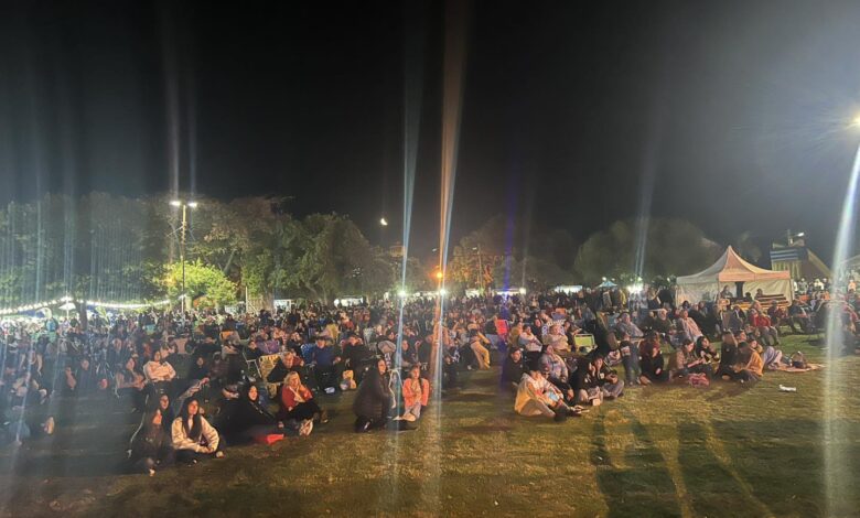 Gran convocatoria: El Paseo Arturo Jauretche lució colmado de familias que se acercaron con sus reposeras desde temprano. (Foto: Radio Stylo 98.5 Ramallo).