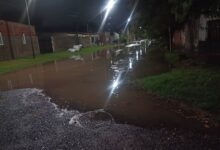 La foto que Santiago no subió: Calle inundada en Santa Rosa, el reverso exacto del video oficial.