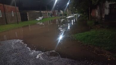 La foto que Santiago no subió: Calle inundada en Santa Rosa, el reverso exacto del video oficial.