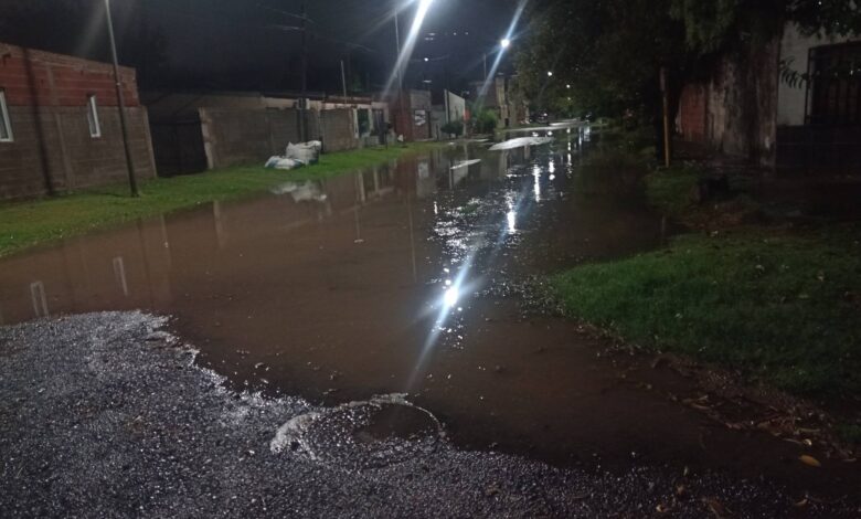 La foto que Santiago no subió: Calle inundada en Santa Rosa, el reverso exacto del video oficial.