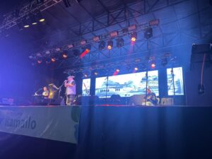 Emoción compartida: El silencio del público durante la proyección del video por la Memoria fue el momento más significativo de la noche.